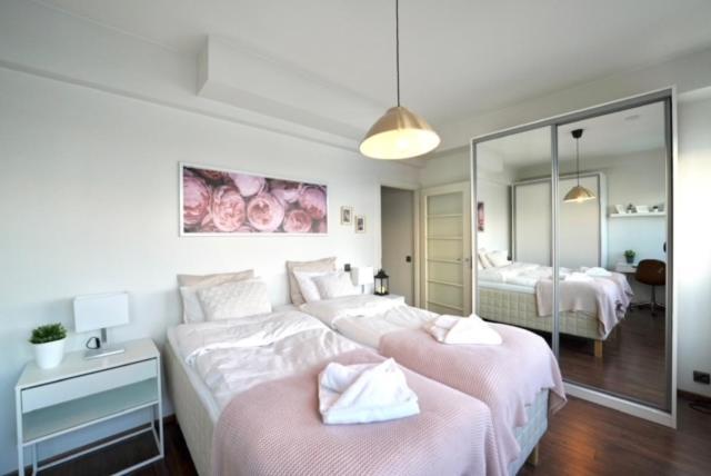 רובניימי Cozy And Bright 2-Bedroom Apartment Washer And Dryer, King Size Bed מראה חיצוני תמונה